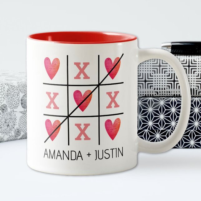 Tasse 2 Couleurs Couples Red Valentine Coeurs Tic Tac Toe (A fun tic tac toe Valentine's Day couples mug.)