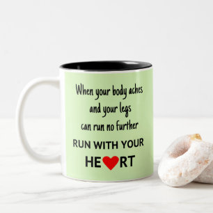 Tasse 2 Couleurs Courez avec votre citation de sports de coeur