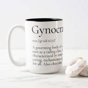 Tasse 2 Couleurs Définition de Gynocracy et poing féministe drôl