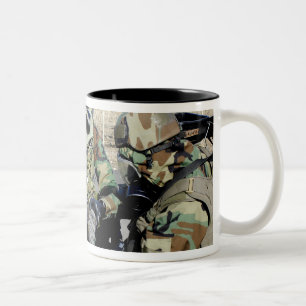 Tasse 2 Couleurs Des aviateurs aident un soldat de l'armée de terre
