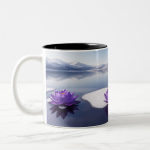 Tasse 2 Couleurs Des fleurs de Lotus pourpres sur un lac d'hiver.