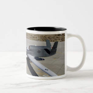 Tasse 2 Couleurs Deux Global Hawks stationnés sur une rampe