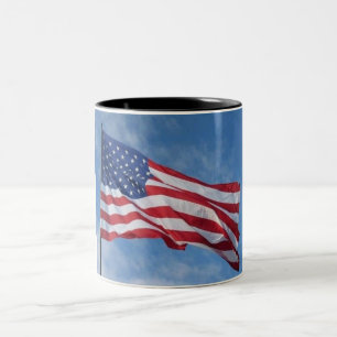 Tasse 2 Couleurs Drapeau américain flottant sur un ciel bleu
