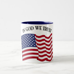 Tasse 2 Couleurs En Dieu nous avons confiance avec drapeau américai