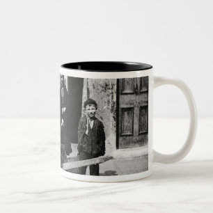 Tasse 2 Couleurs Enfants dans un taudis de Londres