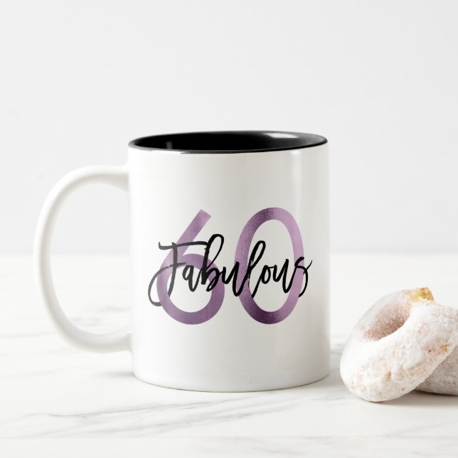 Tasse 2 Couleurs Fabuleux 60e | Moderne Chic Lilac Purple Anniversa (Avec donut)