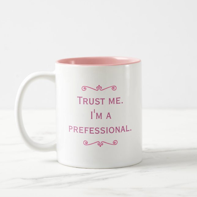 Tasse 2 Couleurs Faites-moi confiance. Je suis un Prefessional. (Gauche)