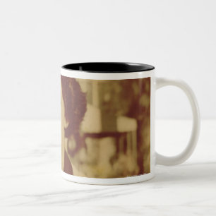 Tasse 2 Couleurs Femme s'asseyant dehors