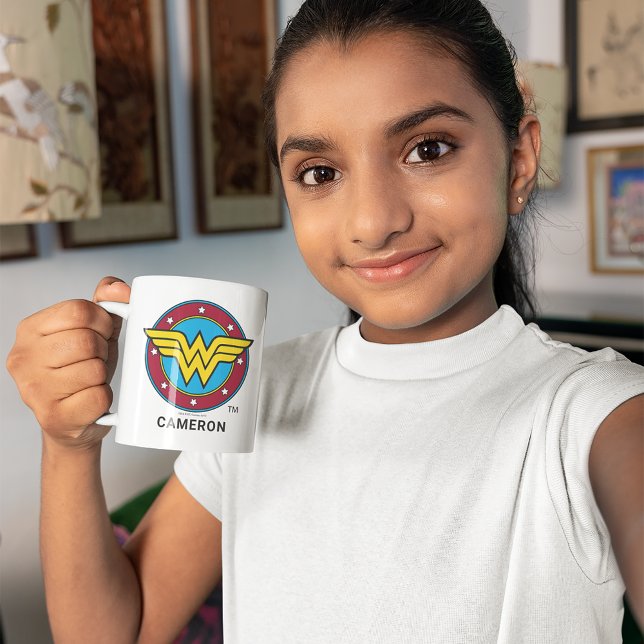 Tasse 2 Couleurs Femme-vedette personnalisée | Logo Cercle & Etoile (Kid holding mug)