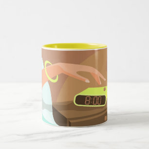 Tasse 2 Couleurs Filles main poussant sur le bouton snooze du révei