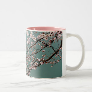 Tasse 2 Couleurs Fleurs de cerisier rose-clair sur l'arrière - plan