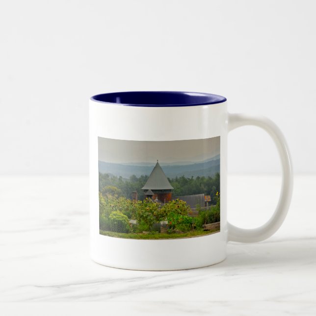 Tasse 2 Couleurs Grange d'entraîneur de Shelburne (Droit)