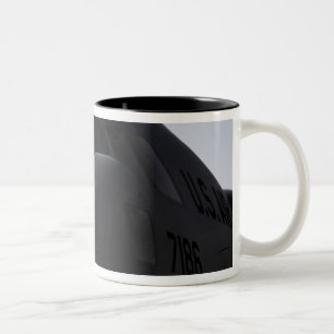 Tasse 2 Couleurs Gros plan de l'avant d'un C-17 Globemaster III