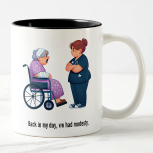 Tasse 2 Couleurs Infirmière Face-Off Avec Granny Fatigué
