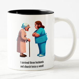 Tasse 2 Couleurs Infirmière Face-Off Avec Granny Fatigué