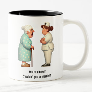 Tasse 2 Couleurs Infirmière Face-Off Avec Granny Fatigué