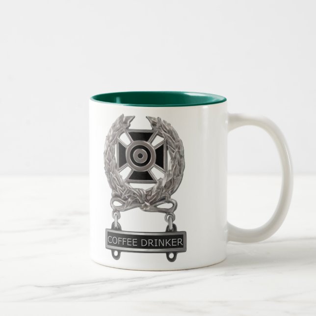 Tasse 2 Couleurs Insigne expert de buveur de café (Droit)