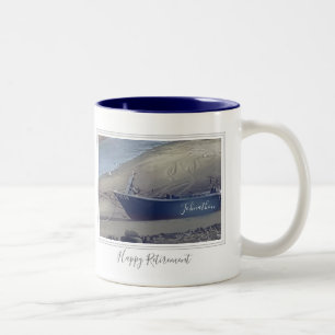 Tasse 2 Couleurs Joyeux bateau de pêche à la retraite sur la plag