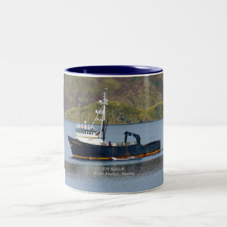 Tasse 2 Couleurs Katie K, bateau de crabe dans le port néerlandais,