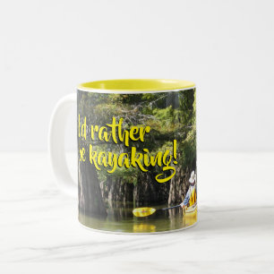 Tasse 2 Couleurs Kayak parmi les cyprès