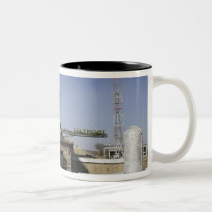 Tasse 2 Couleurs La fusée de Soyuz est érigée en le place 6