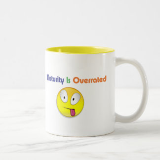 Tasse 2 Couleurs La maturité est surévaluée