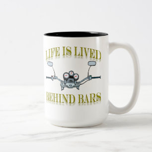 Tasse 2 Couleurs La vie est bonne derrière des guidons de moto de