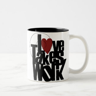 Tasse 2 Couleurs L'amour prend le travail