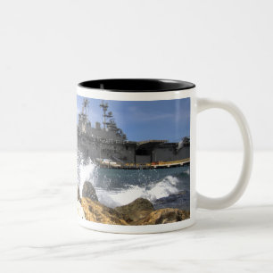 Tasse 2 Couleurs Le bateau d'assaut amphibie USS Kearsarge