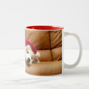 Tasse 2 Couleurs Le chiot porte un casquette de Noël et le mensong