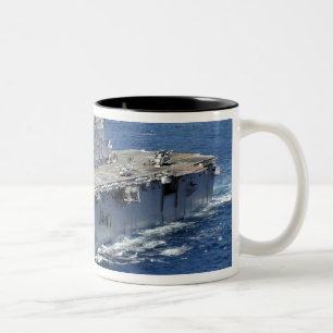 Tasse 2 Couleurs Le navire d'assaut amphibie USS Peleliu