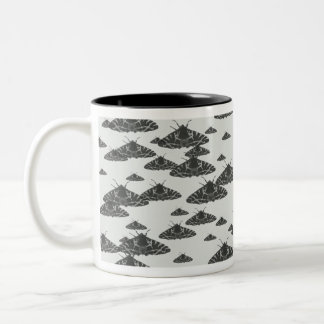 Tasse 2 Couleurs Le papillon de nuit à minuit