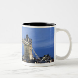 Tasse 2 Couleurs Le pont de tour au crépuscule