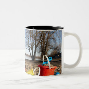 Tasse 2 Couleurs Le portrait du chien à la plage avec le sable
