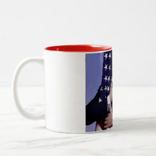 Tasse 2 Couleurs Le Président Trump Hugs le drapeau