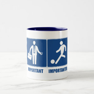 Tasse 2 Couleurs Le Travail Est Important, Le Football Est Importan