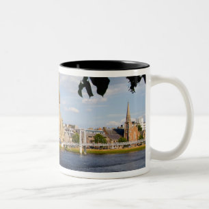 Tasse 2 Couleurs Ligne d'horizon et rivière de la pittoresque ville