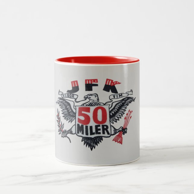 Tasse 2 Couleurs Logo de coureur du mile de JFK 50 (Centre)
