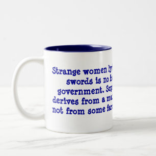 Tasse 2 Couleurs Lyin étrange de femmes dans l'épée de distribut