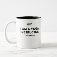 Mignon noir et blanc d'instructeur drôle de yoga