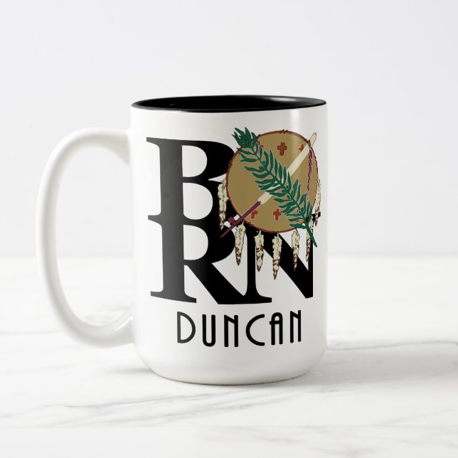 Tasse 2 Couleurs NÉ Duncan Oklahoma 15oz (Gauche)