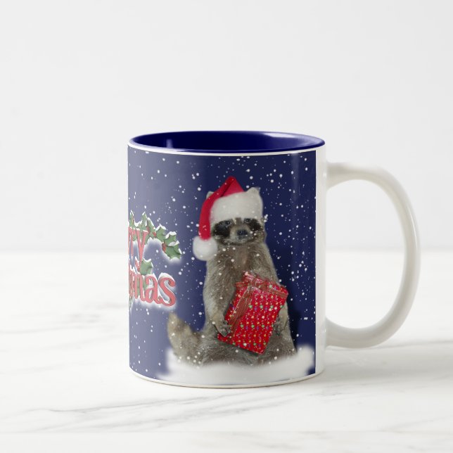 Tasse 2 Couleurs Noël Bandit Raccoon avec présent (Droit)
