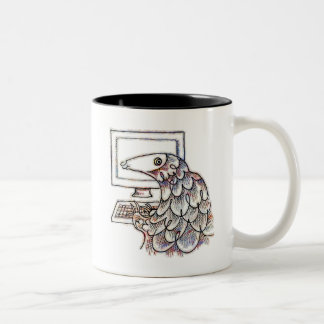 Tasse 2 Couleurs Pangolin sur un ordinateur