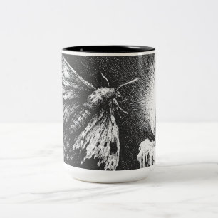 Tasse 2 Couleurs Papillon de nuit vers la flamme — par BurnsInHell