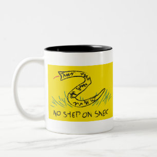 Tasse 2 Couleurs Pas d'étape sur le drapeau de Snek Gadsden