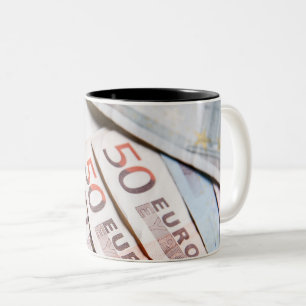 Tasse 2 Couleurs Photo de gros plan de billets en euros Épargne f