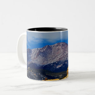 Tasse 2 Couleurs Pikes Peak avec arbre en avant-plan