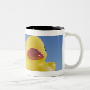 Tasse 2 Couleurs Plan rapproché d'un canard en caoutchouc