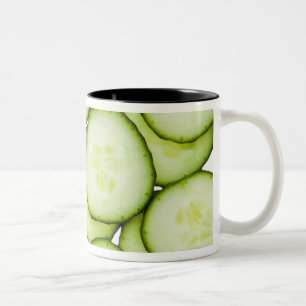 Tasse 2 Couleurs Plein cadre de concombre coupé en tranches, sur l