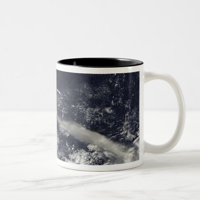 Tasse 2 Couleurs Plume de cendres de Soufriere Hills, Montserrat (Droit)